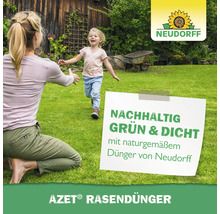 Szene mit Mutter und Kind auf einer grünen Rasenfläche, im Vordergrund ein Schild mit dem Text Nachhaltig Grün und Dicht mit naturgemäßem Dünger von Neudorff, Neudorff Logo