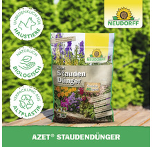 Azet Staudendünger in einer Verpackung mit Neudorff Logo. Geeignet für Haustiere. Die Verpackung besteht aus recyceltem Kunststoff.