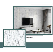 Wohnzimmer mit Wandpaneelen in Marmoroptik