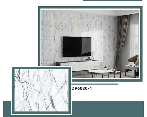 Wohnzimmer mit Wandpaneelen in Marmoroptik