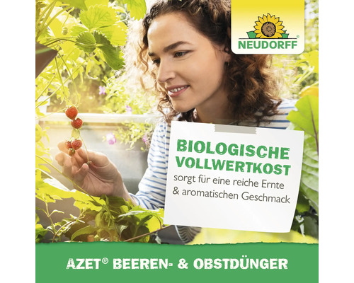 Frau im Garten mit Erdbeeren und Neudorff Logo. AZET Beeren- und Obstdünger für biologische Vollwertkost.