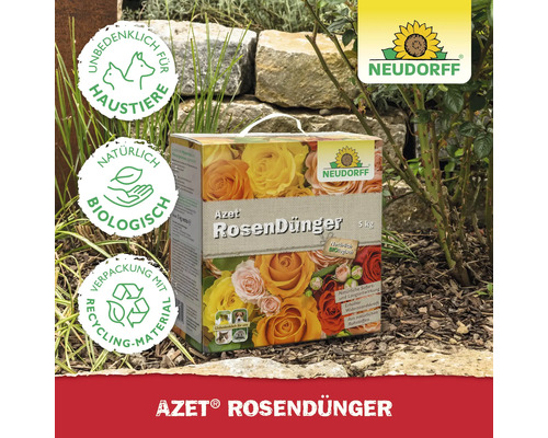 Azet Rosendünger 5 Kilogramm Packung vor Pflanzen und Steinen