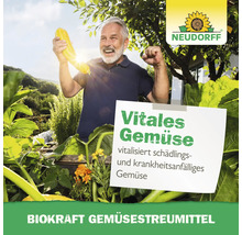 Mann freut sich über geerntetes Gemüse vor dem Hintergrund des Neudorff Logos und des Hinweises Biokraft Gemüsestreumittel.