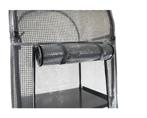 Detailansicht eines Folienzeltes mit aufgerollter Tür zur Belüftung und zum einfachen Zugang.