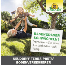Szene im Garten mit Vater und Kind, die Neudorff Terra Preta Bodenverbesserer bewerben.