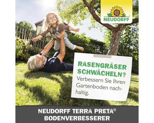 Szene im Garten mit Vater und Kind, die Neudorff Terra Preta Bodenverbesserer bewerben.