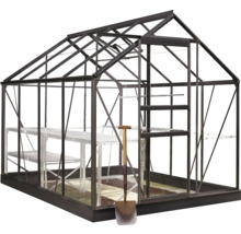 Gewächshaus mit Regalen und Spaten