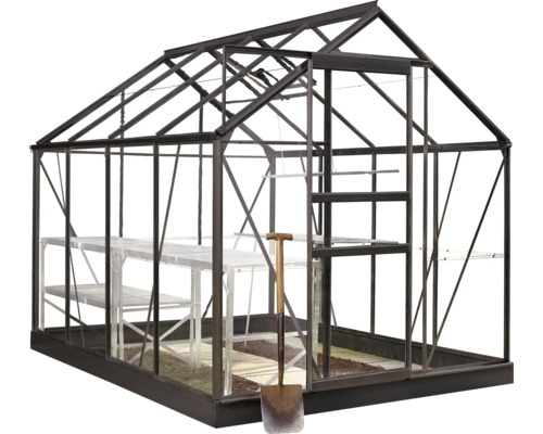 Gewächshaus mit Regalen und Spaten