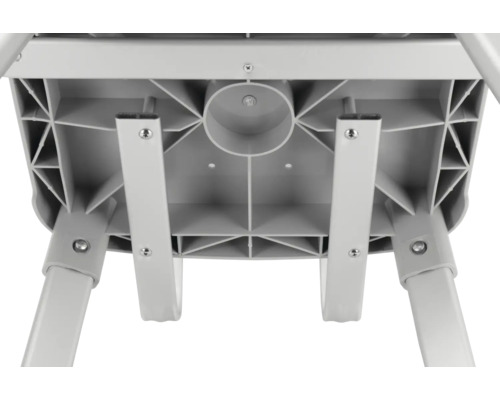 Detailansicht eines Stuhls mit Beinen und Verstrebungen