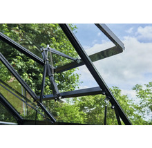 Detailansicht eines Gewächshausfensters mit Öffnungsmechanismus