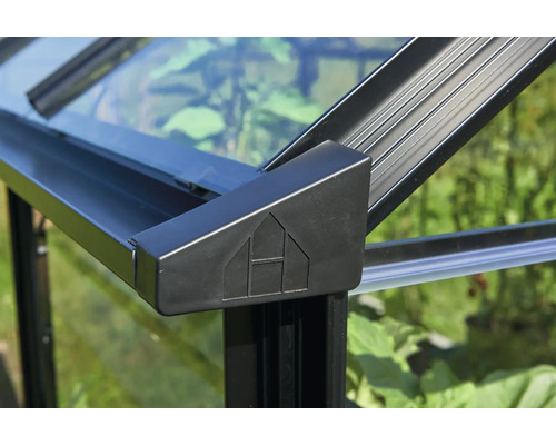 Detailansicht eines Gewächshauses mit Aluminiumrahmen und transparenten Glasscheiben