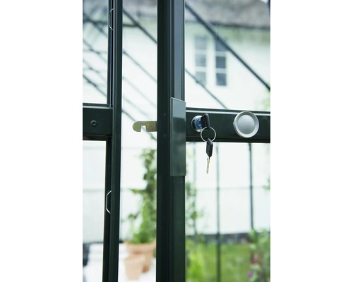 Detailaufnahme einer abschließbaren Gewächshaustür mit Schlüssel