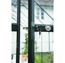 Detailansicht eines Gewächshauses mit Türschloss und Schlüssel