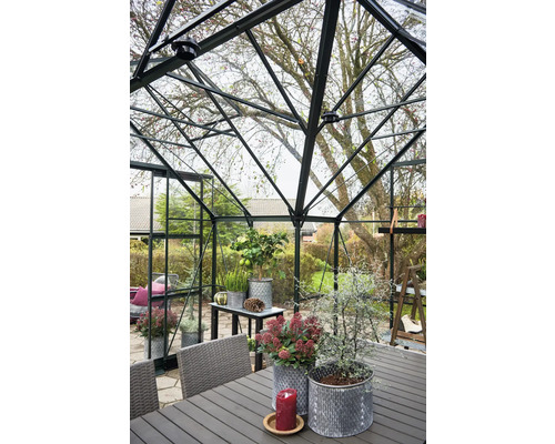 Gewächshaus mit Tisch, Stühlen und Pflanzen