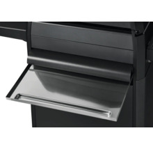 Detailansicht eines schwarzen Grills mit herausgezogener Ablage