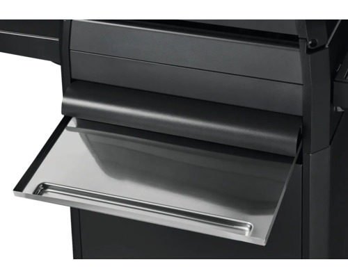 Detailansicht eines schwarzen Grills mit herausgezogener Ablage