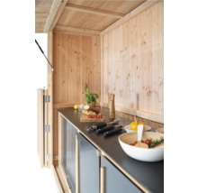 Holzküche mit Arbeitsplatte, Küchenutensilien und Lebensmitteln