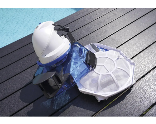 Automatischer Poolreiniger mit Filterkorb auf Holzterrasse