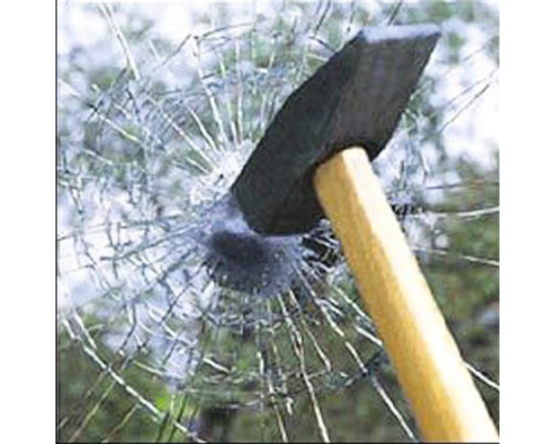 Hammer schlägt durch Glas