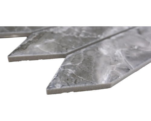 Detailaufnahme von Fliesen in Pfeilform mit Marmoroptik