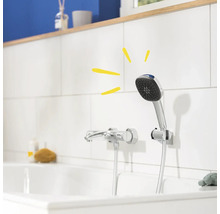 Handbrause im Badezimmer mit Wandarmatur