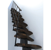 Raumspartreppe aus Holz und Metall mit Geländer an einer weißen Wand