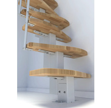 Raumspartreppe mit Holzstufen und weißem Geländer
