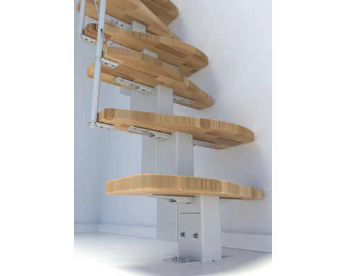 Raumspartreppe mit Holzstufen und weißem Geländer