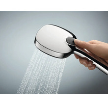 Handbrause mit Wasserstrahl in der Hand