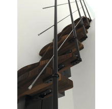 Detailansicht einer Treppe mit Holzstufen und Geländerstäben
