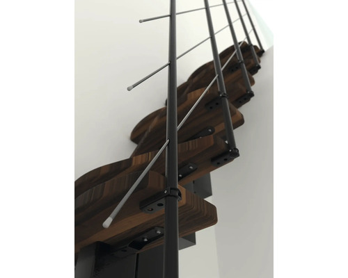 Detailansicht einer Treppe mit Holzstufen und Geländerstäben
