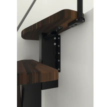 Detailaufnahme einer Holztreppe mit Metallstruktur an einer Wand.