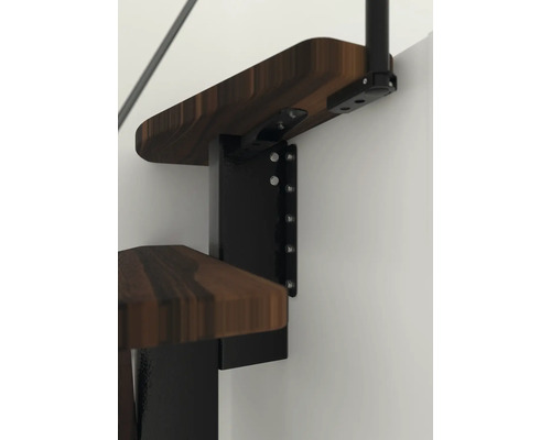 Detailaufnahme einer Holztreppe mit Metallstruktur an einer Wand.
