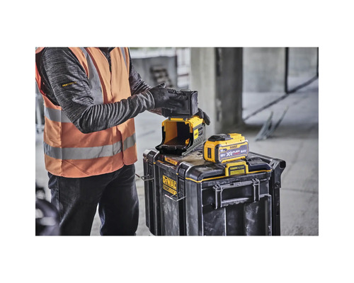 Bauarbeiter mit DeWalt Akku-Ladegerät und Akku auf DeWalt Werkzeugkiste