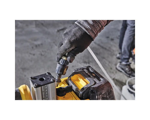 Eine Person befestigt einen Schlauch an einem Fliesenschneider.