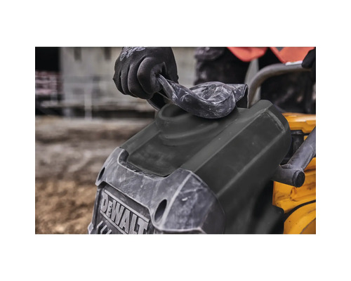 Bediener befüllt den Wassertank einer Rüttelplatte von DeWalt