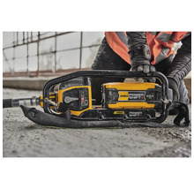 DeWalt Logo auf einem tragbaren Betonrüttler mit Bediener