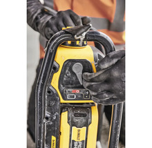 Nahaufnahme eines gelben DeWalt Fugenschneiders in der Hand eines Bauarbeiters