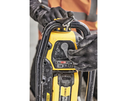 Nahaufnahme eines gelben DeWalt Fugenschneiders in der Hand eines Bauarbeiters