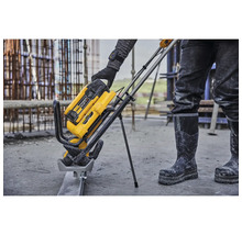 Arbeiter montiert LED-Baustrahler auf einer Baustelle