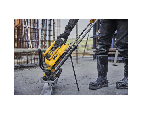 Arbeiter montiert LED-Baustrahler auf einer Baustelle