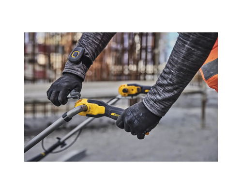 Bedienung einer Betonbindemaschine zum Verdrahten von Bewehrungsstäben