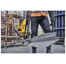 Mann mit Akku-Betonrüttler auf einer Baustelle
