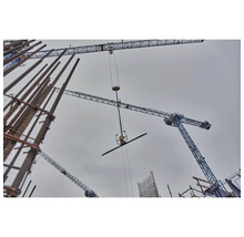 Baustelle mit Kränen und Bewehrungsstahl