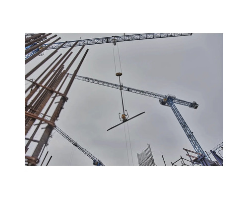 Baustelle mit Kränen und Bewehrungsstahl