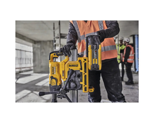 Bediener mit DeWalt Kernbohrmaschine und Power Shift Akku auf einer Baustelle