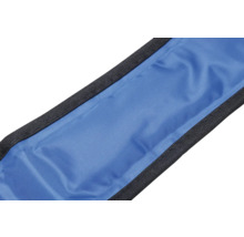 Blaues Kühlkissen mit schwarzem Rand