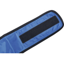 Blaues Kältekompressenband mit Klettverschluss