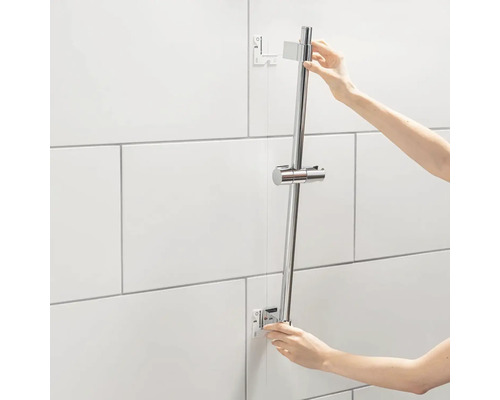 Installation einer Duschstange im Badezimmer