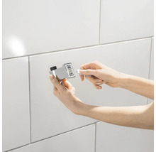 Montage eines magnetischen Türstoppers im Badezimmer